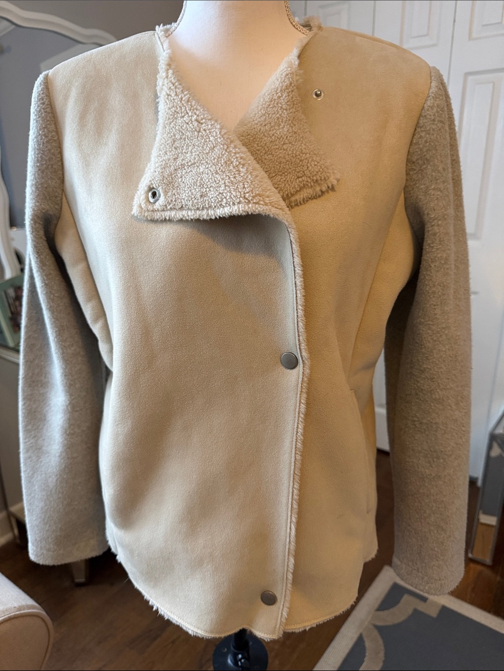 BB Dakota Beige Body & Gray Arms Two-Tone Faux Suede & Shearling Jacket M ❤️